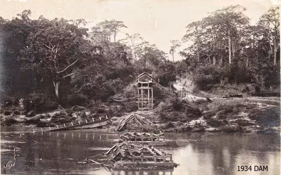 Khung cảnh tan hoang ở đập nước nông trại O’Neill, thời điểm 1934. Sự sụp đổ của công trình đánh đấu hồi kết buồn cho trang trại nổi tiếng Đà Lạt xưa. Ảnh: Dalatarchi / Blogspot.