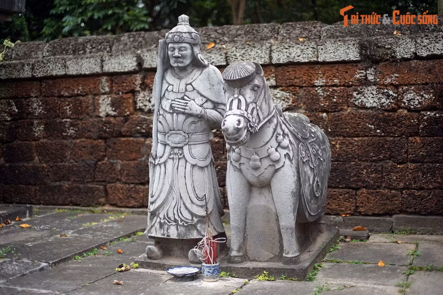 Hệ thống tượng này được bài trí một cách chỉnh thể, thẳng hàng, đăng đối theo từng cặp qua đường linh đạo của khu mộ, thể hiện lòng thành kính và sự trang nghiêm đối với người nằm dưới mộ. Ảnh: Tượng quan hầu ở lăng Quận công Phạm Đôn Nghị, Hoài Đức, Hà Nội.