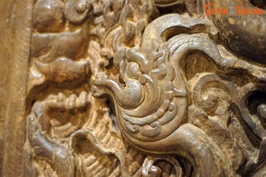 Bộ cửa rồng của chùa Phổ Minh được coi là tác phẩm nghệ thuật hoàn mỹ, hiếm hoi của triều Trần bằng chất liệu gỗ, có kích thước lớn còn được lưu giữ đến nay.