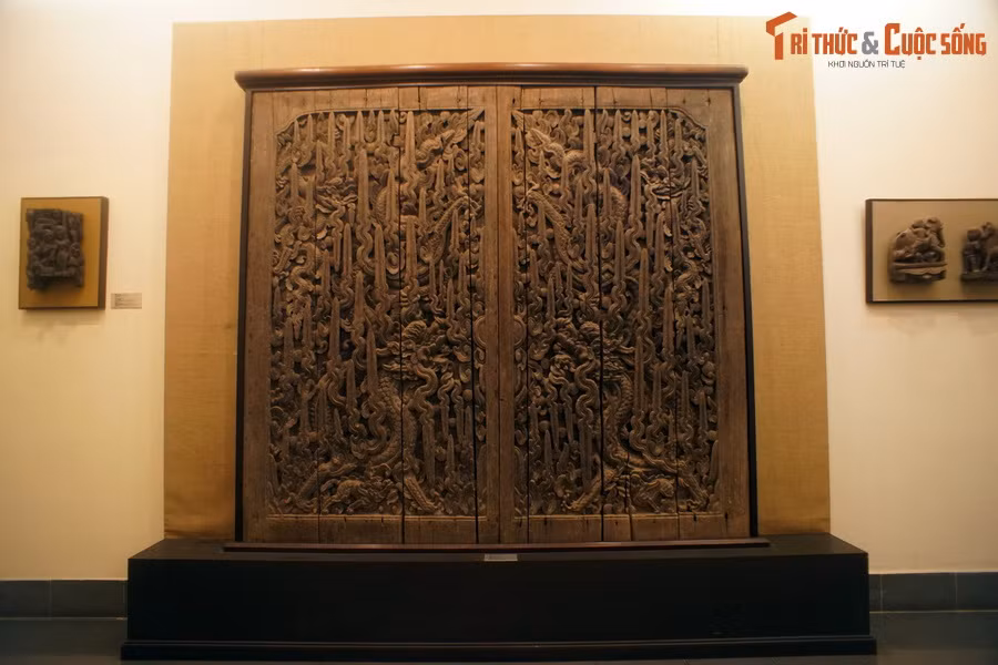 2. Bảo tàng Mỹ thuật Việt Nam là nơi đang lưu giữ hai cánh cửa chạm rồng, được coi là bộ cửa đẹp nhất trong số các cánh cửa kiến trúc cổ Việt Nam.