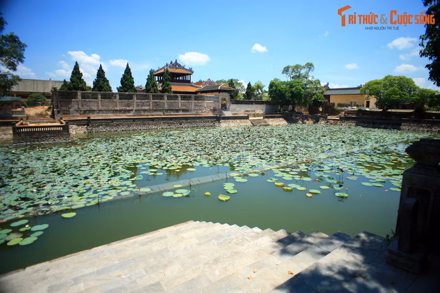 Sau gần một thế kỷ tồn tại, tòa nhà Ngự Tiền Văn Phòng vẫn được bảo tồn khá nguyên vẹn. Dù kiến trúc không thực sự đặc sắc, đây vẫn là điểm tham quan thú vị với khuôn viên rộng rãi, nhiều cây xanh và tầm nhìn ra hồ sen.