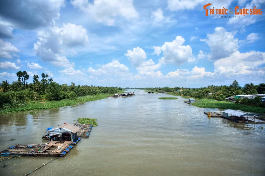 Theo giả thuyết nhứ nhất, ngày xưa vùng đất này thuộc về một vương quốc giàu có. Trong nước có 10 đời quốc vương, mỗi vị đã xây cho mình một ngôi tháp làm nơi an nghỉ cuối cùng, tất là mười tháp, hình thành nên tên gọi “Tháp Mười”.