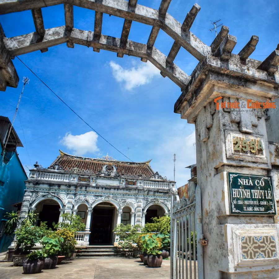 Theo giả thuyết thứ ba, “Tháp Mười” là tòa tháp 10 tầng từng được vương quốc Chân Lạp cho xây ở vùng đất này. Có lẽ, dựa vào thuyết này mà ở Đồng Tháp vào năm 1958, người ra đã cho xây một tòa 10 tầng cao 42 mét, theo kiểu tháp chùa Thiên Mụ (Huế).