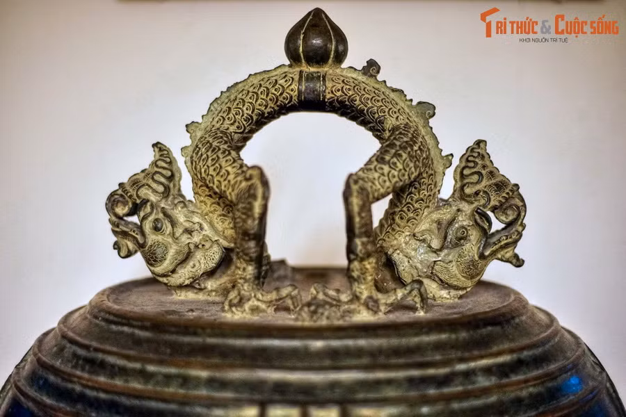 Có ý kiến cho rằng, người dân Đồ Sơn đã chủ động giấu chuông Vân Bản xuống đáy biển khi có biến và dựng lên câu chuyện đầy màu sắc kỳ bí để bảo vệ quả chuông này. Đến khi đất nước bình yên, họ mới tìm lại quả chuông để đưa về chùa Vân Bản.