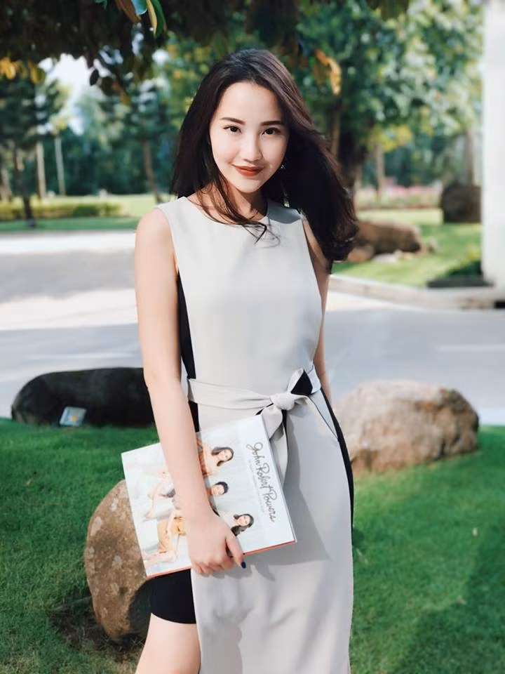  Primmy Trương là người mẫu ảnh và beauty blogger luôn nằm trong danh sách khách mời VIP của nhiều thương hiệu mỹ phẩm cao cấp. Cô sở hữu kênh YouTube riêng với tên Primmy Truong thu hút hơn 30.000 fan. Facebook của 9X cũng có tới hơn 70.000 followers.