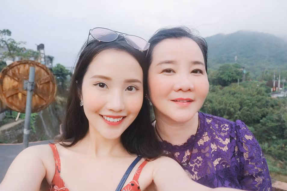 Trương Minh Xuân Thảo (25 tuổi) là con gái của bà Võ Thị Xuân Trang - hiệu trưởng trường Phát triển cá nhân &amp; Đào tạo tài năng John Robert Powers Việt Nam, ngôi trường được mệnh danh chỉ dành cho hội con nhà giàu. Bà Xuân Trang hiện đảm nhận vị trí giám khảo của Hoa hậu Hoàn vũ Việt Nam 2017.