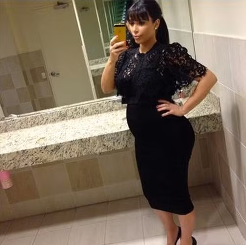 Kim Kardashian tự tin diện chiếc đầm ren ôm sát cơ thể, khoe đường cong nóng bỏng ngay cả tại thời điểm đang mang bầu.