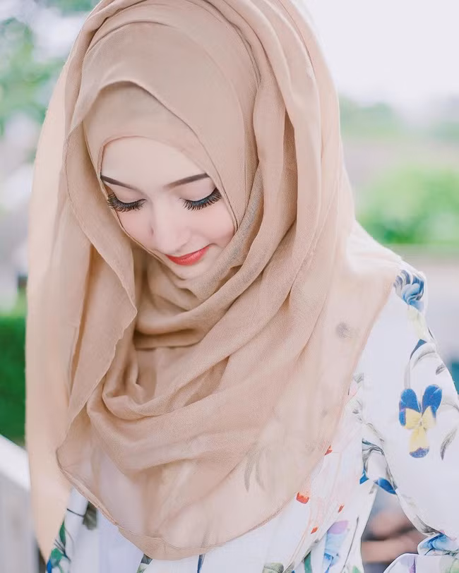 Căn bản vì Saira vốn đã rất xinh đẹp với những đường nét thanh tú và làn da trắng như tuyết. Không chỉ vậy, "hot girl Hồi giáo" còn có những thủ thuật trang điểm đỉnh cao.