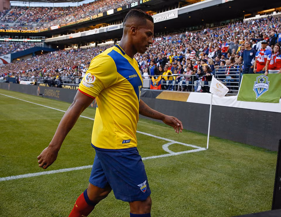 4. Hậu vệ cánh phải Antonio Valencia: Tuyển Ecuador của Valencia kết thúc vòng loại Nam Mỹ ở vị trí thứ 8. Trong đội hình không có ngôi sao, một mình Valencia không thể làm nên kỳ tích.