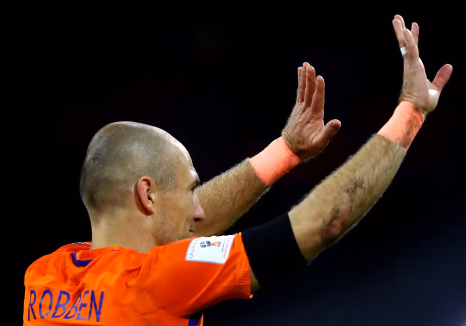 7. Tiền vệ Arjen Robben: Cầu thủ kỳ cựu sở hữu 3 lần tham dự World Cup vẫn giữ nguyên bản năng sát thủ. Nhưng một mình Robben không thể lèo lái con thuyền Oranje thủng lỗ chỗ đến World Cup 2018. Bất chấp ghi 2 bàn vào lưới Thụy Điển trong trận đấu cuối cùng ở vòng loại, Robben cùng ĐT Hà Lan vẫn không thể chạm tới suất play-off và đành ngậm ngùi ngồi nhà xem World Cup 2018.