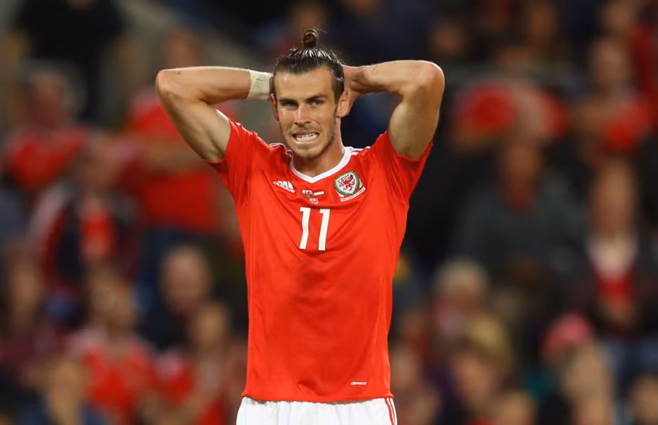 9. Tiền đạo Gareth Bale: Trận thua ở lượt cuối cùng trước đối thủ trực tiếp CH Ireland khiến xứ Wales mất suất đá play-off, đồng nghĩa với việc Bale và đồng đội ngồi nhà xem World Cup. Đội bóng từng lọt vào bán kết Euro 2016 không thể tiếp tục gây bất ngờ. Bale sẽ có mùa hè rảnh rỗi để điều trị dứt điểm các loại chấn thương. Ngôi sao sinh năm 1989 làm bạn với bệnh viện đúng vào giai đoạn then chốt của vòng loại. Đó là một trong những lý do khiến Wales không thể tạo kỳ tích.