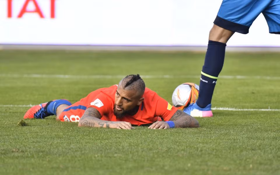 6. Tiền vệ Arturo Vidal: Ngôi sao Bayern cùng ĐT Chile hứng chịu cú sốc dù nắm lợi thế lớn về vị trí trước lượt đấu cuối cùng. Trên tư cách nhà vô địch Nam Mỹ 2 lần liên tiếp, lại sở hữu dàn sao ăn ý qua nhiều năm thi đấu cùng nhau và đang ở độ chín, không thể dự World Cup là thất bại tủi hổ với Chile và nỗi buồn với cá nhân Vidal, tiền vệ máu lửa bậc nhất bóng đá đỉnh cao hiện nay.