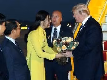 Tai sac nu sinh tang hoa cho Tong thong Donald Trump