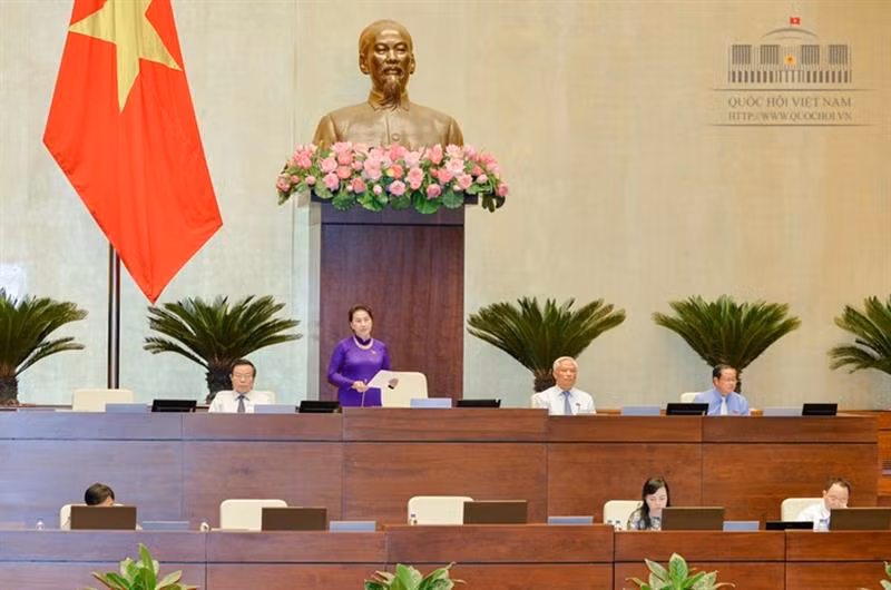 Chu tich Quoc hoi "cham diem" Bo truong Bo Y te tra loi chat van