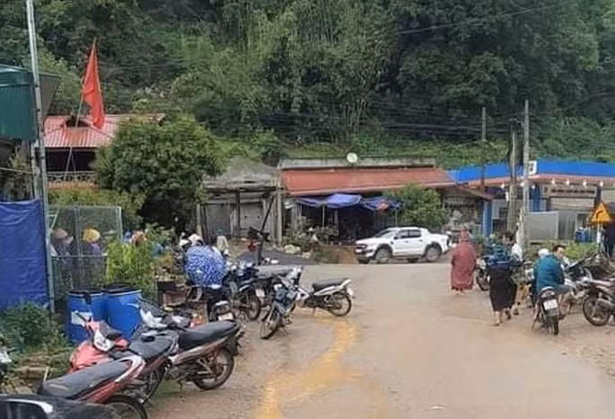  Con rể dùng súng AK bắn chết bố mẹ vợ: Ngày 28/4, Trịnh Đức H. (SN 1983, trú huyện Mai Sơn, tỉnh Sơn La) - mang hàm đại úy, giữ chức Đồn phó nghiệp vụ Đồn biên phòng Phiêng Pằn đã dùng súng bắn chết bố mẹ vợ là ông Phạm Thanh T. (SN 1965) và bà Cao Thị T. (SN 1963) tại nhà riêng của vợ chồng ông này. Sau khi gây án, H. đã tự tử. Nguyên nhân được xác định do mâu thuẫn gia đình.