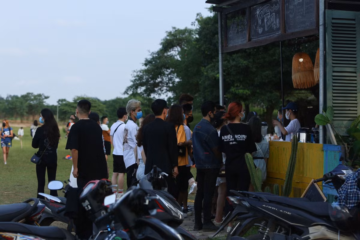 Khu vực bán nước uống, nhiều bạn trẻ đến mua không giữ khoảng cách, nhân viên và người mua đều không đeo khẩu trang. Điều đáng nói, lượng người tập trung ở đây rất đông nhưng lực lượng chức năng không hề hay biết.