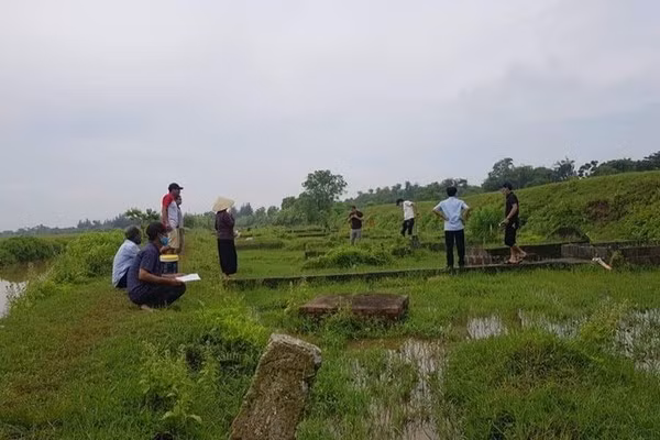  Hàng trăm ngôi mộ ở Thái Bình bị kẻ xấu khoan lỗ: Ngày 28/5, UBND huyện Tiền Hải, tỉnh Thái Bình cho biết, khoảng 5 ngày gần đây, người dân tại 2 xã Nam Hà, Nam Hải hoang mang, lo lắng và bức xúc khi phát hiện sự việc hàng trăm ngôi mộ người thân bị kẻ gian dùng vật nhọn khoan, dùi thủng một lỗ nhỏ hình tròn từ trên mặt các ngôi mộ... Người dân rất bức xúc, không biết tại sao kẻ gian lại làm như vậy và làm với mục đích gì? 