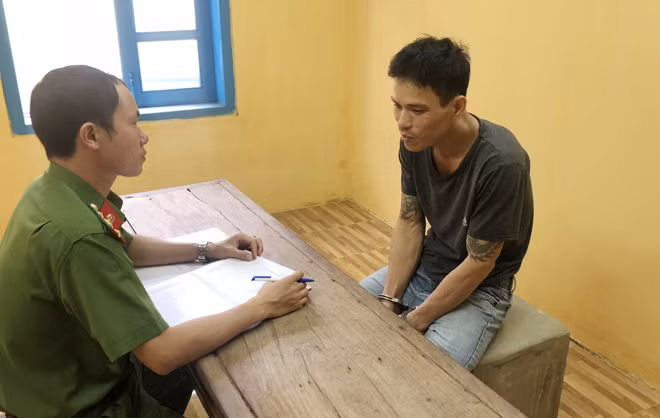  Đe dọa giết cháu ruột đối tượng bị bắt tạm giam: Nguyễn Hồng Sương (SN 1984, trú huyện Cư Jút, Đắk Nông) do nghi ngờ vợ và cháu ruột của mình là anh Nguyễn Văn Nguyên (trú cùng địa phương) gắn thiết bị định vị vào xe máy mà Sương đang sử dụng. Tối 15/4, Sương bắt Nguyên phải thừa nhân nên đã đánh vào mặt, rồi dùng dao dí vào cổ đe dọa giết Nguyên... Sự việc sau đó đã được lực lượng chức năng khống chế bắt giữ Sương. Ngày 24/5, Sương bị Công an huyện Cư Jút khởi tố.