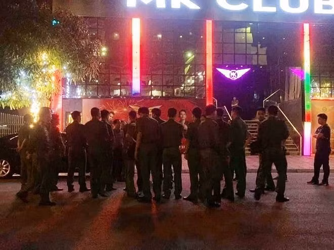 Bắt 8 kẻ tổ chức sử dụng ma túy tại quán bar lớn nhất TP Thái Bình: Đêm 25/5, Công an tỉnh Thái Bình huy động các lực lượng kiểm tra hành chính tại quán bar MK Club (TP Thái Bình). Tại thời điểm kiểm tra, khoảng 300 người đang lắc lư theo tiếng nhạc được mở với công suất cực lớn. Test nhanh tại chỗ, cơ quan chức năng xác định hơn 30 người dương tính với ma túy. Qua đó, Công an đã khởi tố, tạm giam 8 kẻ tổ chức sử dụng trái phép chất ma túy tại quán bar lớn này.