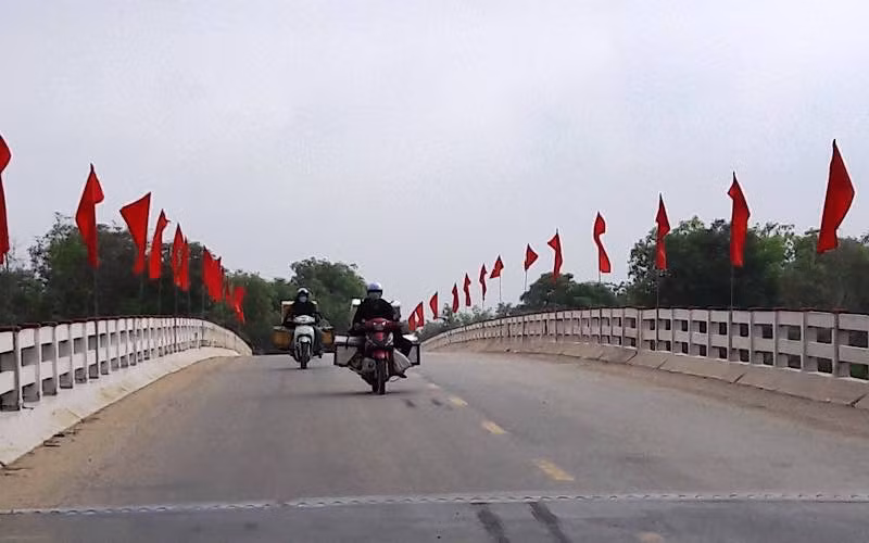  Phạt 7,5 triệu đồng do trốn tránh cách ly y tế: Ngày 22/5, UBND huyện Thạch Thành, tỉnh Thanh Hóa ký quyết định xử phạt vi phạm hành chính 7,5 triệu đồng với ông Trịnh Thế Hà do có hành vi trốn tránh việc áp dụng các biện pháp cách ly y tế. Được biết, ông Trịnh Thế Hà có yếu tố dịch tễ liên quan đã cách ly y tế ở huyện Quan Hóa nhưng chưa đủ 21 ngày và chưa có kết quả xét nghiệm lần 2 đã tự ý trở về địa phương. 