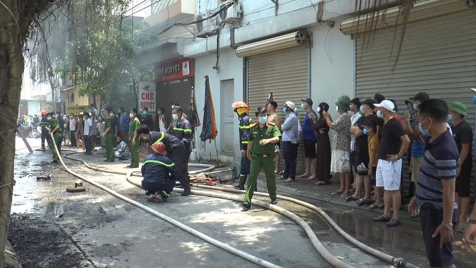 Một người dân theo dõi vụ việc cho biết: "Tôi đang ở nhà cách 1 cánh đồng thì thấy khói đen bốc lên cao, mọi người bảo cháy quán bia Vinh Còi thế là tôi chạy ra, lúc đấy lửa to lắm, vừa cháy vừa nổ tanh tách. Sau cảnh sát đến phun nước mới tắt”.