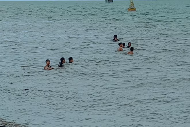  Bé gái 2 tuổi rơi sông Soài Rạp tử vong: Ngày 23/5, Công an huyện Cần Giờ (TP.HCM) đang điều tra nguyên nhân một bé gái rơi xuống sông Soài Rạp tử vong. Trước đó, bé C.B.H. (2 tuổi) chơi cùng chị gái tên C.T.V. bên bờ sông Soài Rạp xã Lý Nhơn, huyện Cần Giờ. Bất ngờ, bé H. rơi xuống sông, nước cuốn mất tích. Sau nhiều giờ lặn dưới sông bé gái đã được tìm thấy.