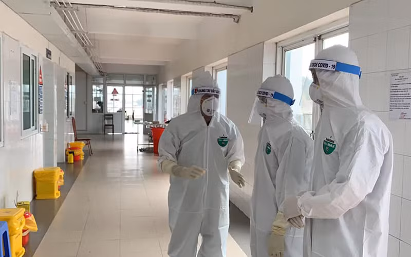  Bé trai 2 tháng tuổi nhiễm COVID-19: Cháu bé là Đ.M.K, nam, sinh ngày 11/12/2020 (2 tháng tuổi), là con của của BN1725, trú tại thôn Bạch Chữ, xã Tiến Thắng, huyện Mê Linh, Hà Nội. Ngày 31/1, bệnh nhân được lấy mẫu lần 1 âm tính và được cách ly tại Trung đoàn 58. Ngày 10/2, bệnh nhân xuất hiện sốt, ho được lấy mẫu xét nghiệm. Kết quả xét nghiệm của Trung tâm Kiểm soát bệnh tật Hà Nội là dương tính. (Ảnh minh họa)