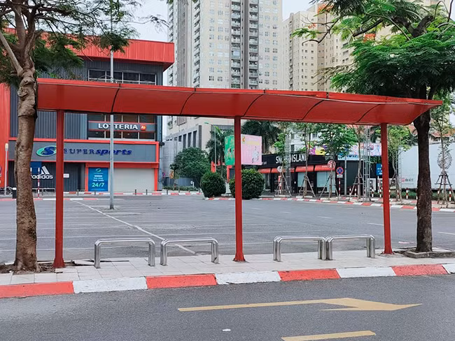 Về thông tin có người đàn ông ngất, nôn ra máu trong siêu thị như trên mạng xã hội lan truyền, Giám đốc Trung tâm Y tế quận Cầu Giấy cho biết đây là thông tin thất thiệt, không chính xác. 