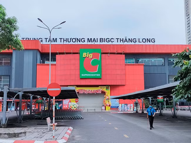 Big C Thăng Long “cửa đóng then cài” vắng lặng do COVID-19 - Hình 3 Big C Thang Long “cua dong then cai” vang lang do COVID-19-Hinh-3