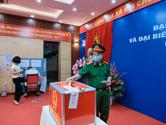 Cử tri thực hiện quyền bầu cử.