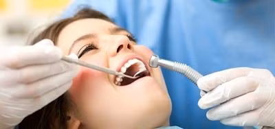2. Nước oxy già (3%). Nước oxy già có thể tiêu diệt vi khuẩn và giúp bạn thoát khỏi sự khó chịu khi bị đau răng. Bạn có thể mua nước oxy già trong bất kỳ cửa hàng dược phẩm địa phương nào. Chất lỏng này cũng có thể tạm thời làm răng bớt đau. Tuy nhiên, nước oxy già chỉ dùng để súc miệng, bạn nên nhổ ra và súc lại bằng nước sạch 3 đến 4 lần.