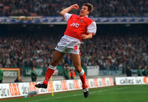 Bergkamp không phải là cầu thủ duy nhất trên thế giới sợ bay. Cùng thời với anh còn có tiền vệ Paul Merson mắc chứng bệnh tương tự. Cựu tuyển thủ Anh này từng có một câu nói rất nổi tiếng: “Chính vì sợ đi máy bay nên tôi thường phải uống thật nhiều rượu để chiến thắng nỗi sợ đó”.