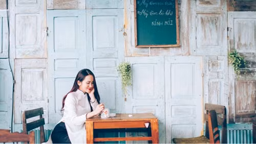 Nhi cũng từng theo bạn đi bưng bê phục vụ tại nhà hàng, hay đi bộ gần 10km mỗi ngày chọn lựa quần áo, túi xách về kinh doanh online. Những việc này không giúp Nhi tăng thêm nhiều thu nhập nhưng tạo cho cô sự hứng thú, tự lập và tiết chế tính cách vốn còn nông nổi của tuổi trẻ. Ngoài ra, là một người yêu động vật, Nhi đã tham gia vào hiệp hội cứu trợ động vật tại Ah cùng các bạn trong trường để cứu giúp những chú chó, mèo bị bỏ hoang có một cuộc sống tốt hơn. Ảnh: NVCC