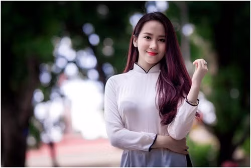 Ánh Nhi chia sẻ cô đã học ở Anh 2 năm tại trường University of Liverpool, sau đó tiếp tục về Singapore học tập được 7 tháng. Nhờ đó, Nhi cũng như các bạn khác dễ dàng chia sẻ và giao lưu, chia sẻ ngôn ngữ, văn hoá với nhau, đồng thời phát triển kỹ năng giao tiếp. Khi nói về ý nghĩa của việc đi du học, Nhi chia sẻ: "Đi một ngày đàng học một sàng khôn".Ảnh: NVCC