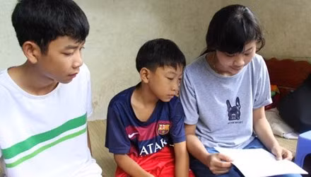 Nu sinh khoe giay bao do dai hoc len ban tho roi giau kin