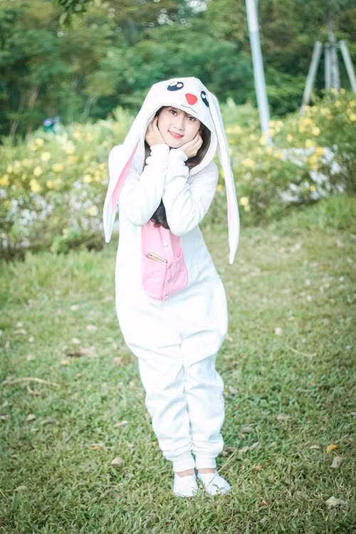 "Những món đồ như uốn thỏ, viết hình thỏ... giúp mình cảm thấy hứng thú hơn trong những giờ học bởi những quyển luật khô khan. Hơn thế nữa, thú bông hình thỏ đưa mình đến những giấc ngủ sâu và ngon hơn", Phương Trinh chia sẻ.