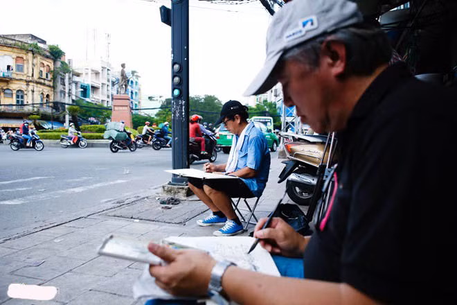 Các thành viên dành nhiều thời gian để trò chuyện, trao đổi góp ý cho các bức ký họa. Nơi đây không có khoảng cách về tuổi tác mà là sự giao lưu của những người cùng đam mê. Dự kiến, các kiến trúc sư sẽ ký họa tại các nhà cổ đường Trần Hưng Đạo, Nguyễn Trãi. Ngày 16/9, nhóm sẽ tổ chức triển lãm tại lầu 8, số nhà 141, đường D3, phường 25, quận Bình Thạnh (TP HCM).