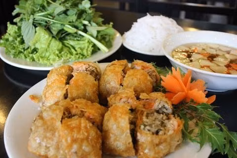 Nem cua bể: Được gói vuông, nên còn được gọi là nem vuông. Nhân nem gồm có thịt cua tươi, thịt nạc vai, tôm, nấm hương, trứng, giá… tẩm ướp gia vị vừa miệng. Để nem có độ giòn, thơm, bánh đa cuốn thường được đặt làm riêng. Bánh đa nhúng nước, để ráo, cho các nguyên liệu đã chuẩn bị vào, gói thành hình vuôn. Khi ăn, người ta kèm với bún và rau sống, nước chấm có vị chua cay ngọt. Vị ngọt của thịt cua bể, giòn của vỏ bánh đa cuốn rán vừa chín tới, thêm chút đậm đà của mắm chấm… làm hài lòng ngay cả những người khó tính nhất.