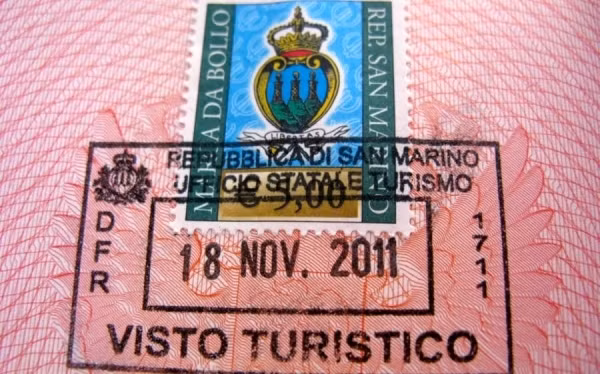 Cộng hòa Đại bình yên San Marino: San Marino là tiểu bang nhỏ của châu Âu và là đất nước nhỏ thứ 5 của thế giới. Với diện tích hơn 60km2 và dân số hơn 32.000 người. San Marino cũng là nước cộng hòa độc lập lâu đời nhất thế giới. Công dân châu Âu sẽ phải trả 2,82 USD để có được một con dấu trên hộ chiếu tại phòng thông tin du lịch. Du khách đến từ nước ngoài sẽ tự động nhận được một con dấu nhập cảnh.