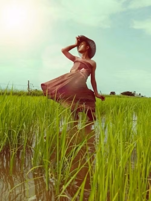 Thời gian vừa qua, hình ảnh một chàng trai 15 tuổi có tên Madaew đến từ vùng nông thôn của tỉnh Khon Kaen, Đông Bắc Thái Lan đã làm cộng đồng mạng điên đảo với bộ ảnh thời trang tự chế “độc nhất vô nhị”.