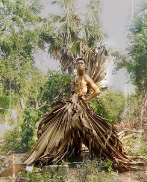 Chàng trai này không ngần ngại mặc những bộ váy áo thiên nhiên, tạo dáng “khó đỡ” để khoe vẻ đẹp của mình. Những bức hình này khiến người xem không nhịn được cười và gây sốt mạng một thời gian dài.