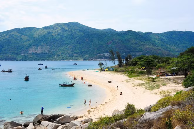 Nằm giữa ranh giới của 2 tỉnh Khánh Hòa và Phú Yên, Hòn Nưa có hình chú khủng long nhỏ đang nằm khi đứng nhìn từ đèo Cả. Bãi tắm ở đây nhỏ nhưng trong xanh và lặng, rất phù hợp để cắm trại và sinh hoạt tập thể. Trên hòn còn có hải đăng Hòn Nưa.