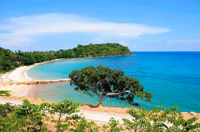Quần đảo Thổ Chu ở cực Tây Nam của Tổ quốc là nơi dân phượt mơ ước được một lần đến. Trong những năm trước, đây là khu vực quân sự nên việc tham quan khám phá còn nhiều khó khăn, nhưng hiện nay đã dễ dàng hơn. Điểm làm cho mọi dân phượt đều ngả lòng khi nói đến điểm này là phải 5 ngày mới có một chuyến tàu từ Phú Quốc ra đảo, và rất dễ bị kẹt tại đảo do biển động.