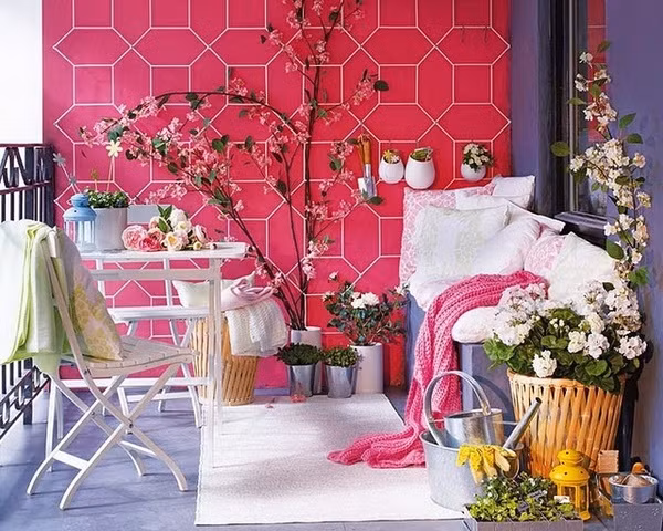 Thay vào đó hãy sử dụng các chi tiết màu đỏ ví dụ như chiếc ghế, chiếc gối tựa lưng, tấm thảm trải sàn… để mang lại một không khí mỹ mãn cho hiên nhà.