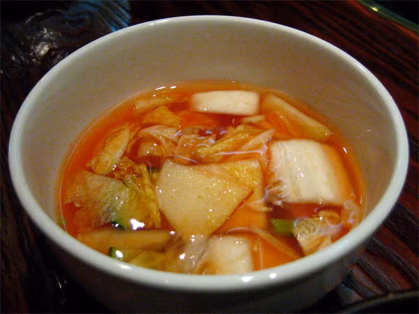 Kkakdugi (Kim chi củ cải): Kim chi củ cải thường được muối vào mùa đông vì đây là thời điểm củ cải ngọt hơn và chắc. Đó là lý do tại sao nhiều món ăn phụ đóng hộp được làm từ củ cải. Nếu thêm lá củ cải xanh, lá cải, hành lá và lá ngoài của cây bắp cải thì kim chi củ cải sẽ ngon hơn rất nhiều.