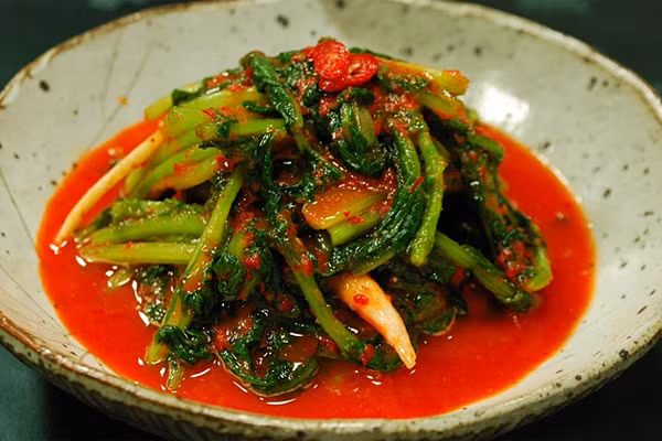 Yeolmu-kimchi (Kim chi củ cải non mùa hè): Mặc dù mỏng và nhỏ, nhưng củ cải non mùa hè là một trong những loại rau phổ biến nhất để làm món kim chi vào mùa xuân và mùa hè.