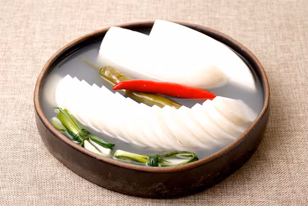 Dongchimi (kim chi nước củ cải): Mùi vị mát lạnh của lê với vị ngọt đậm và củ cải kết hợp sẽ tạo ra món dongchimi có hương vị ngon và rất đặc biệt. Lê dùng để làm dongchimi cần phải chín tới để món ăn để được lâu nhất.