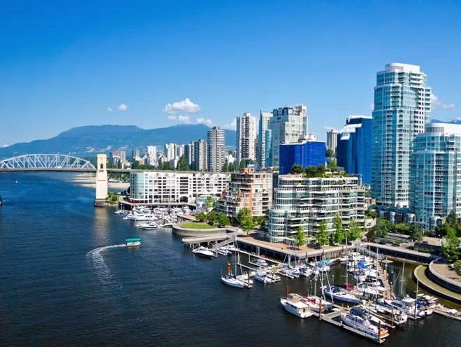Là một thành phố trẻ với cộng đồng phong phú, Vancouver, Canada, có khu trung tâm nhộn nhịp, nhưng cũng không thiếu các khu hoạt động ngoài trời như công viên Stanley - nơi lý tưởng để đi bộ. Ngoài ra, du khách còn có thể tới thăm đảo Granville, nơi có nhiều khách sạn, nhà hàng, phòng tranh và chợ.