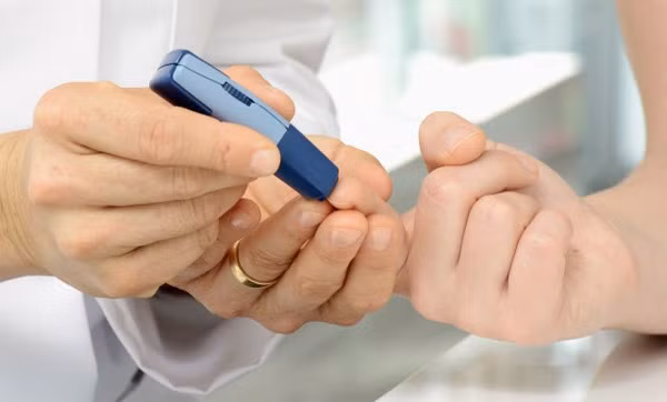 Tuy nhiên, những bệnh nhân đái tháo đường týp 2 có mối liên quan chặt chẽ tới việc gia tăng một số bệnh ung thư như: ung thư vú ở phụ nữ bởi sự thừa đường trong cơ thể và quá trình chuyển biến được khi insulin không chuyển hóa được sẽ chuyển thành chất nội tiết gia tăng. Đó cũng chính là lý do vì sao những người thừa cân, béo phì có tỷ lệ mắc ung thư vú cao hơn so với những người có chế độ ăn nhiều chất xơ và cân nặng bình thường.