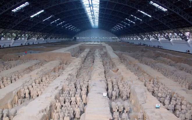 Đội quân đất nung, Trung Quốc: Một người nông dân đã vô tình phát hiện khu vực quan trọng này ở huyện Lâm Đồng, tỉnh Tây An, trong lúc đào giếng vào năm 1974. Đội quân gốm sứ này khiến giới khảo cổ choáng váng bởi có 8.000 lính, 130 xe ngựa, 520 con ngựa, 150 kỵ binh hộ tống cho Tần Thủy Hoàng.